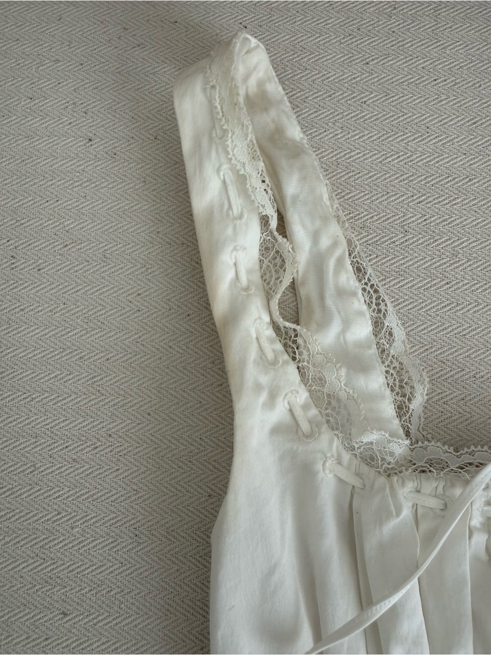 House of CB White Lace-Trim Sleeveless Dress - Picture 3 of 14